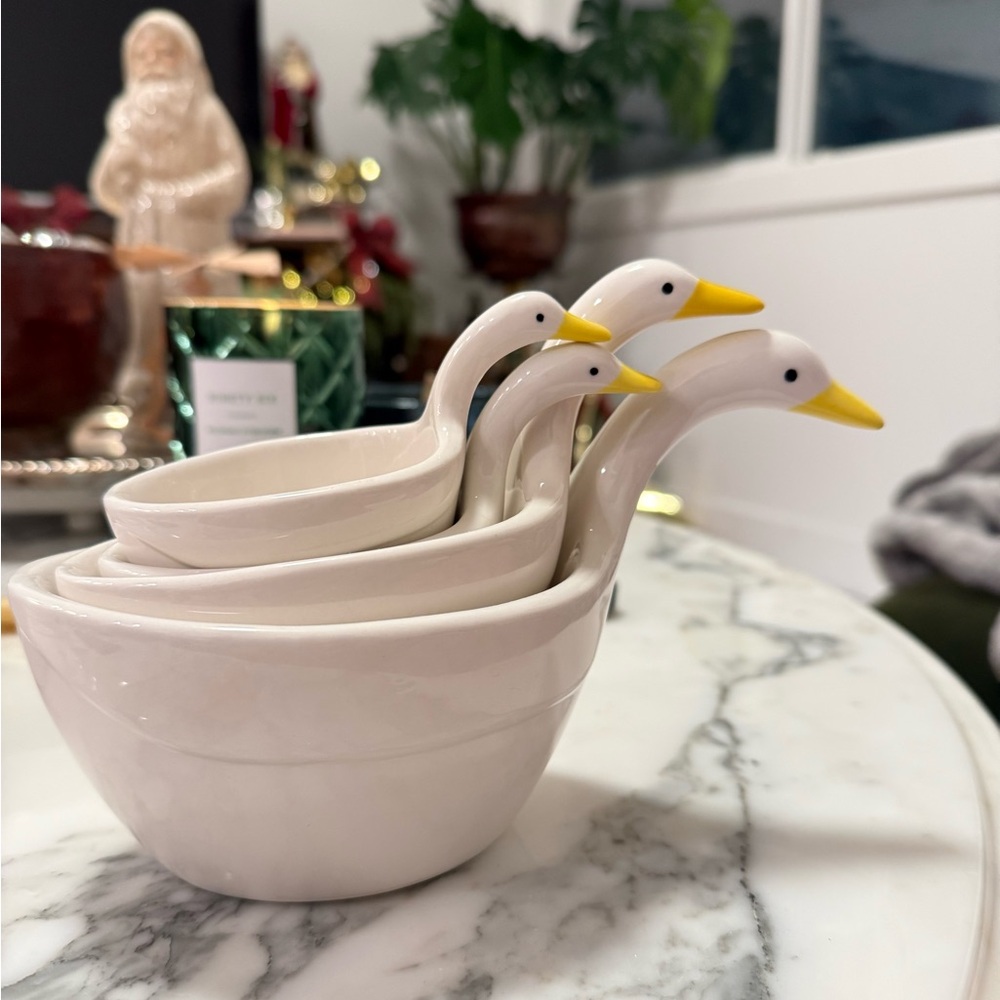 SWAN MEASURING CUPS